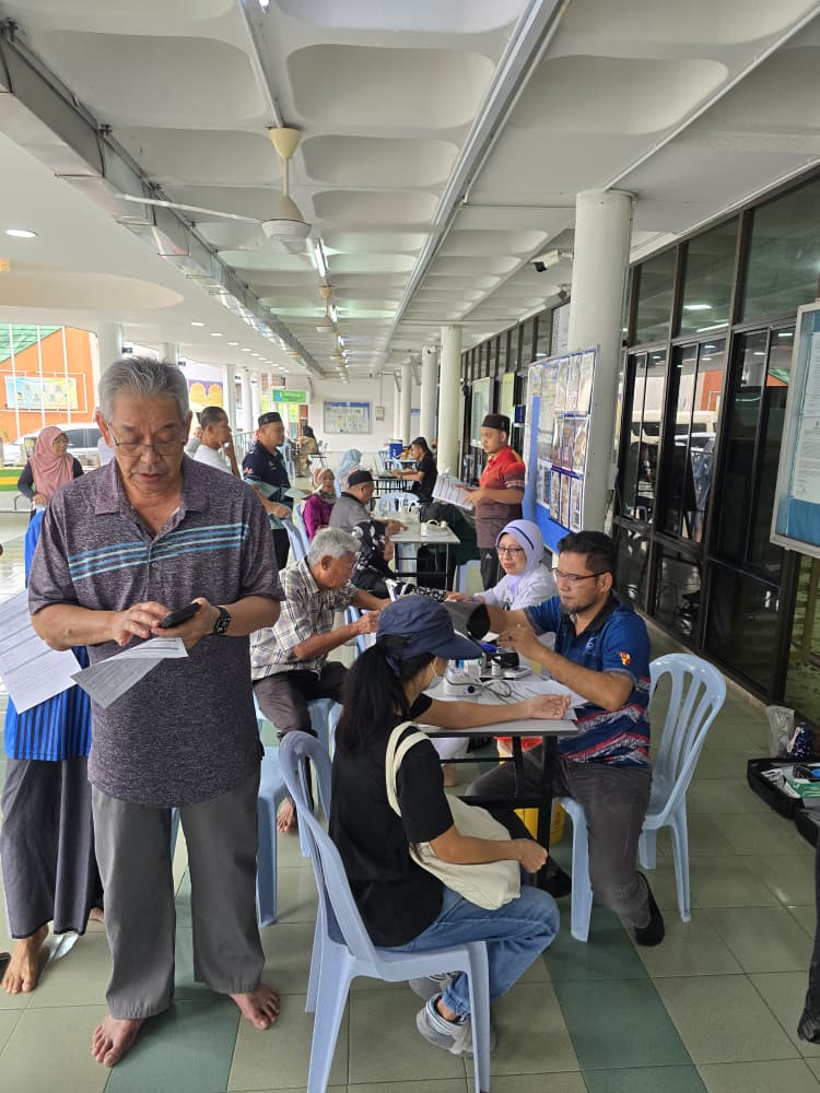 Suasana sesi pendaftaran dan pemeriksaan kesihatan yang berlangsung dengan teratur serta mendapat sambutan menggalakkan daripada masyarakat setempat.